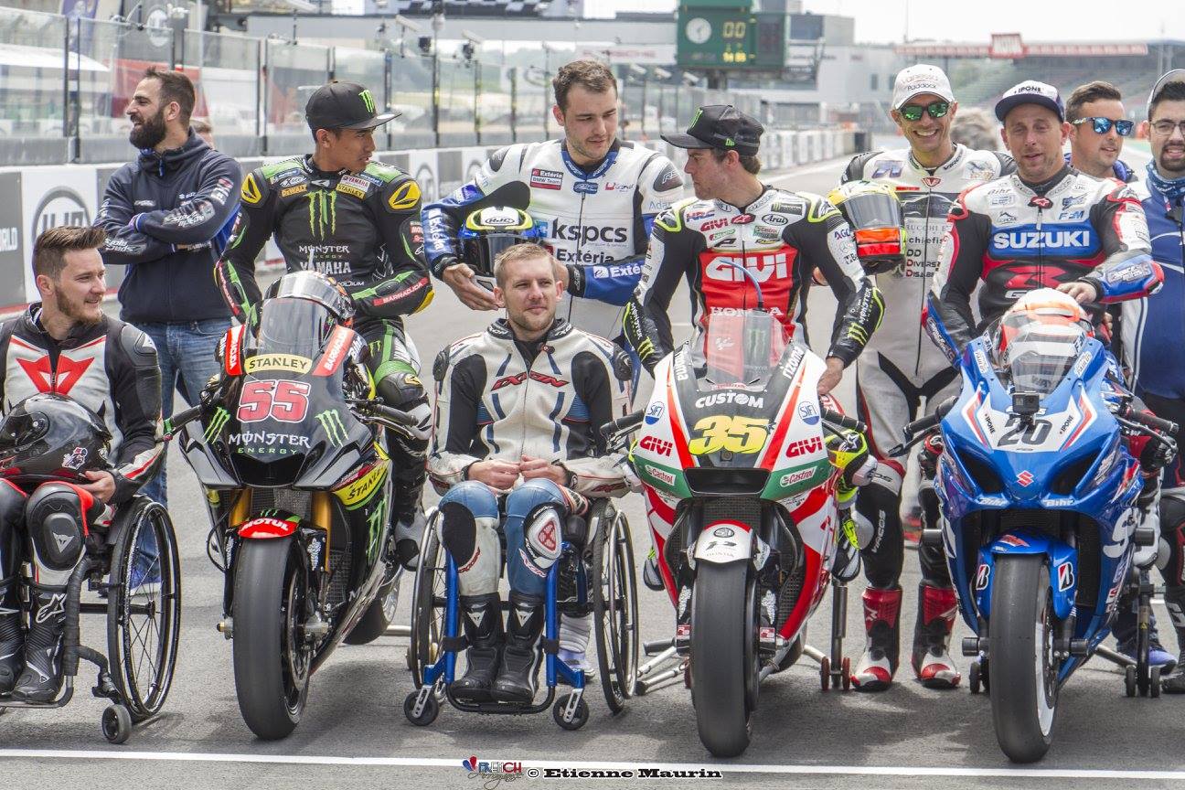 Vzadu uprostřed Martin vpředu hvězdy MotoGP 55 Hafizh Syahrin a&nbsp;35 Cal Crutchlow