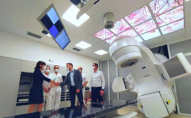 Předseda představenstva MUDr. Jakub Fejfar s&nbsp;týmem z&nbsp;Nemocnice AGEL Nový Jičín přebírá nový linární urychlovač pro léčbu onkologicky nemocných