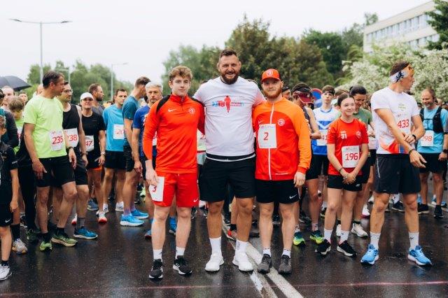 Hvězdné obsazení Těšínské osmičky, Lukáš Krpálek s&nbsp;hokejisty Oscarem Flynnem a&nbsp;Pavlem Průškem