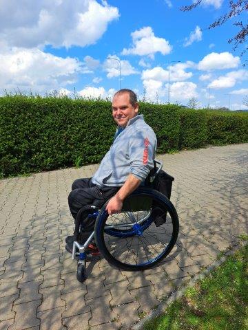 Jan Hašek s&nbsp;novým mechanickým vozíkem
