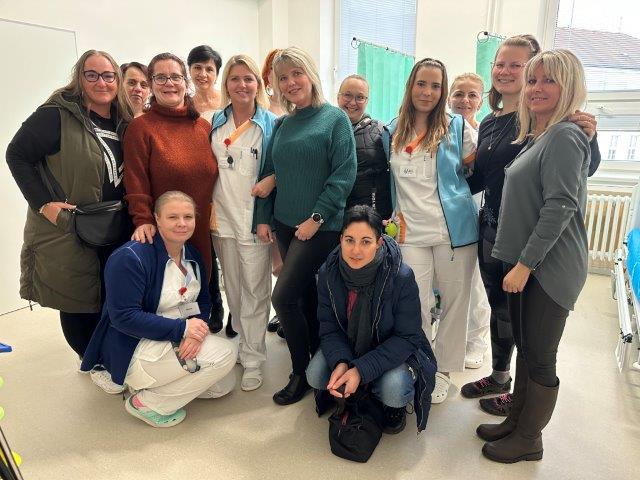 NJ_ tým urologie s&nbsp;obdarovanou kolegyní_