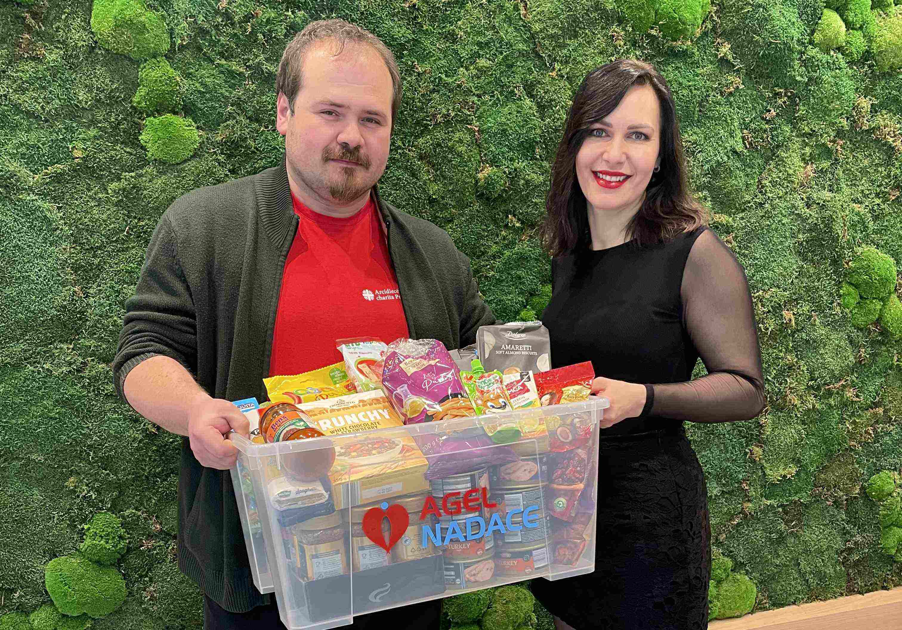 Ředitelka NADACE AGEL Veronika Dostálová a&nbsp;vedoucí přímé a&nbsp;humanitární pomoci z&nbsp;Arcidiecézní charity Praha Petr Zavřel