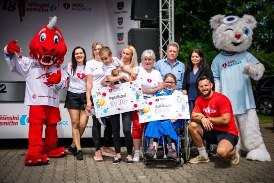 Zdislava a Patrik dostali od NADACE AGEL každý šek na 100 tisíc korun Zdislava a Patrik dostali od NADACE AGEL každý šek na 100 tisíc korun