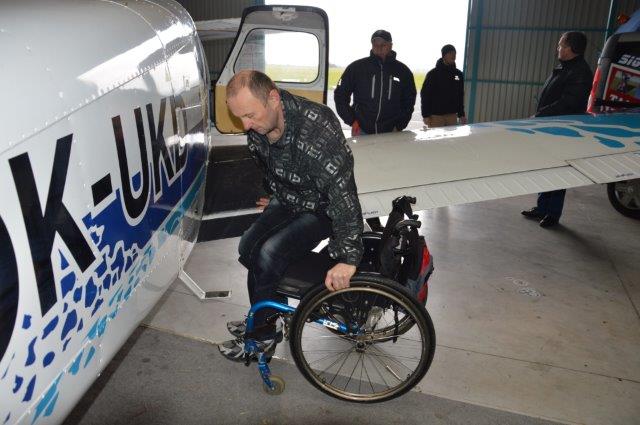 Nastupování do letadla z&nbsp;mechanického vozíku