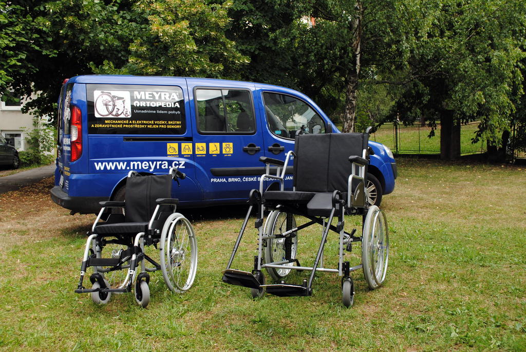 Porovnání běžného vozíku a&nbsp;vozíku Tomáše Pustiny