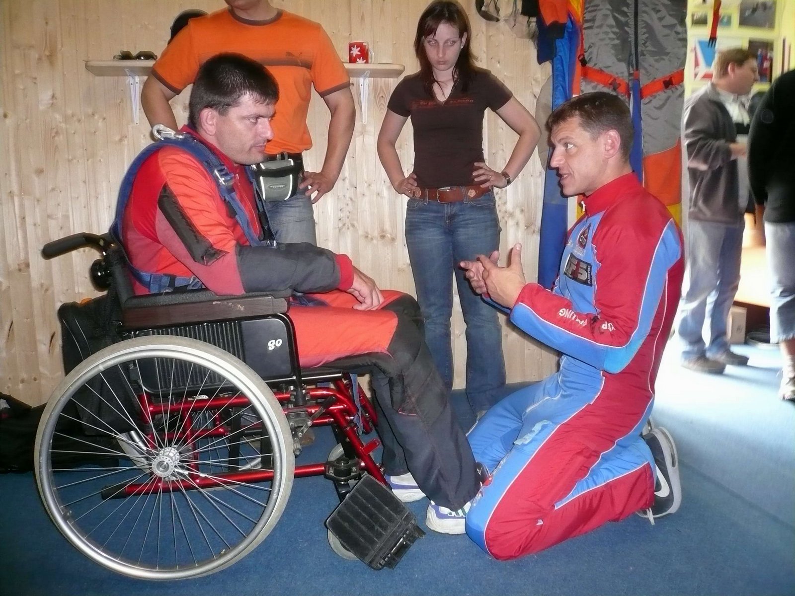 Krátká instruktáž před seskokem, reordmani tandempilot Roman Štengl a&nbsp;vozíčkář Vašek Švec