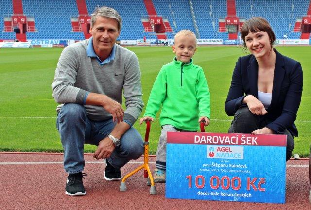 Jan Železný a&nbsp;Viktorie Sládkováz NADACE AGEL předávají šek NADACE AGEL Štěpánovi