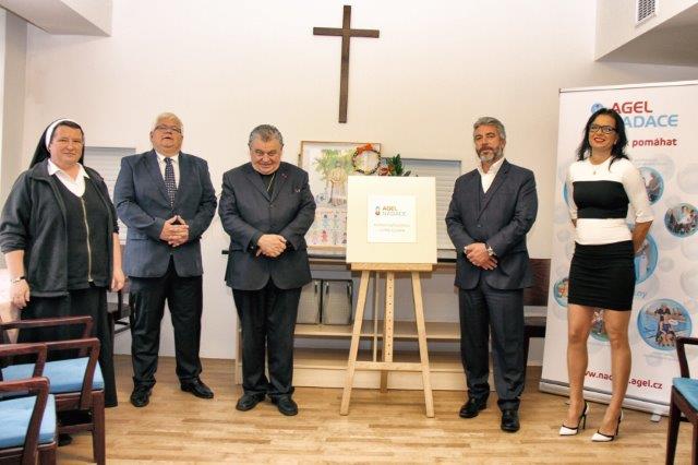 Zleva vedoucí azylového domu sestra Imelda, ředitel Jaroslav Němec, kardinál Dominik Duka, předseda DR spol. AGEL Tomáš Chrenek a&nbsp;předsedkyně