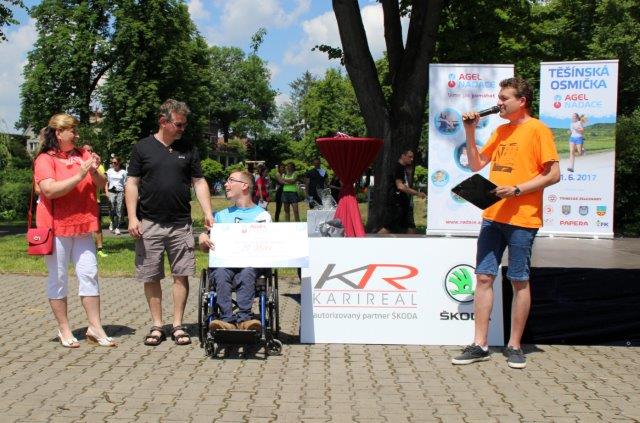 Iveta Ostruszková ze správní rady NADACE AGEL předala šek Jirkovi Svojanovskému a&nbsp;jeho tatínkovi