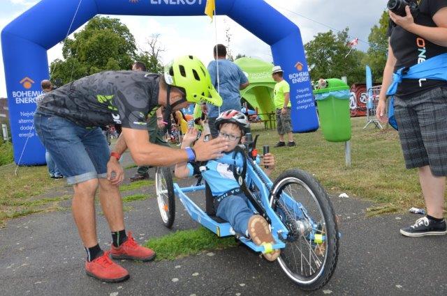 Josef Dressler s&nbsp;jedním s&nbsp;handbikerů