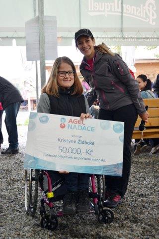 Kristýna Židlická si převzala šek od manežerky projektu SMN v&nbsp;pohybu Veroniky Jeřábkové