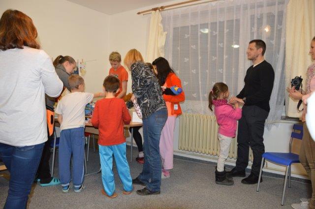Předání hraček dětem Předání hraček dětem
